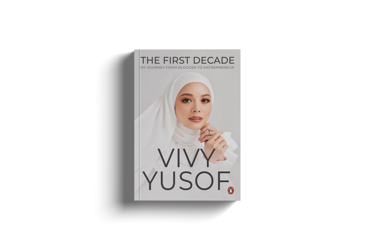 [DEFECT] The First Decade: My Journey From Blogger To Entrepreneur by Vivy Yusof